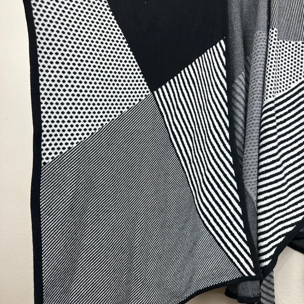 Chico's Geo Graphic Jacquard Poncho Cape One size - Picture 4 of 6
